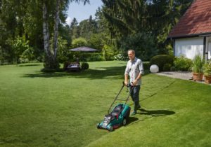 Tondeuse électrique puissante ergonomique Bosch Rotak 40 utilisation