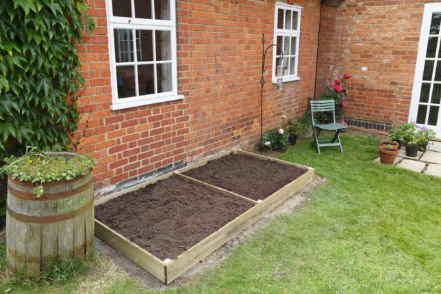 Deux petits carres potagers contre le mur pour planter des légumes