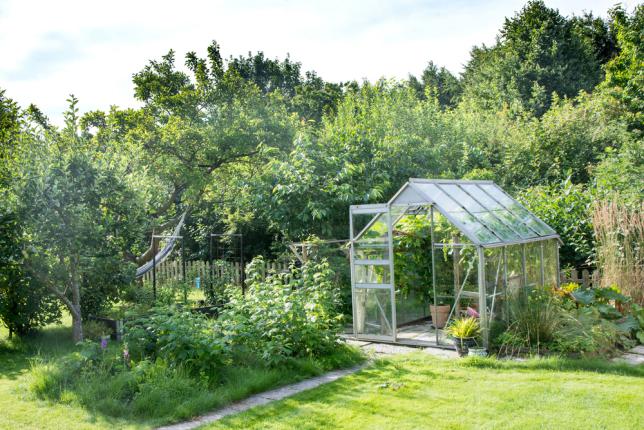 Installer une serre dans un jardin