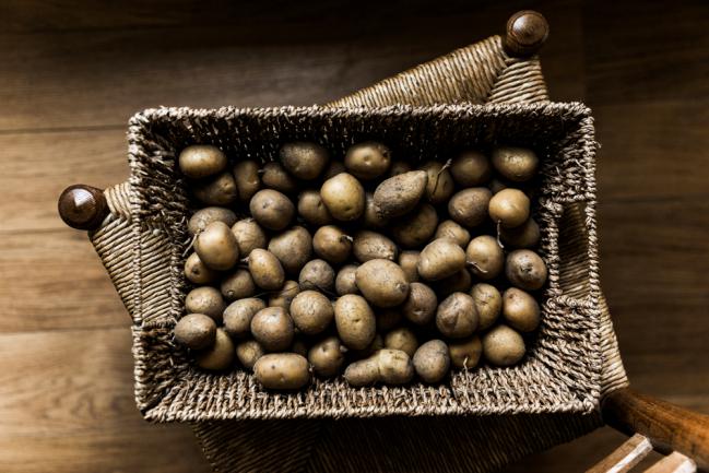 Pommes de terre dans un panier