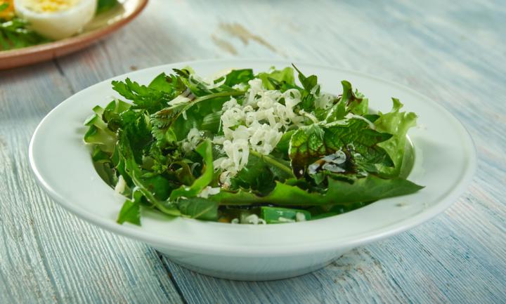 Salade printanière aux orties, pissenlits et fromage