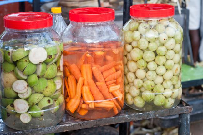 Groseilles et carottes marines dans de l'eau salée pour être conservés